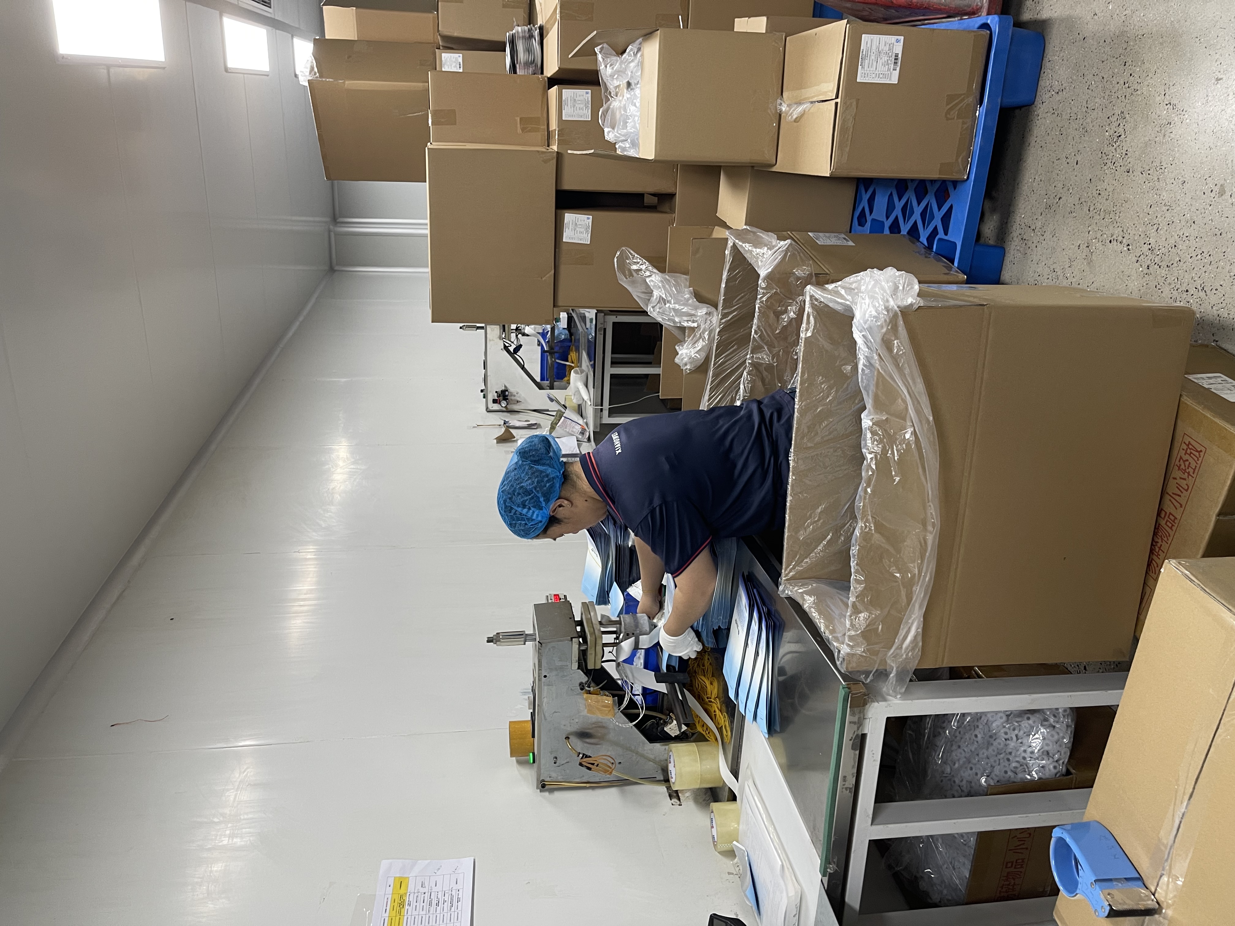 Degassing valve pinching Degassing valve pinching operation for coffee packaging pouches
