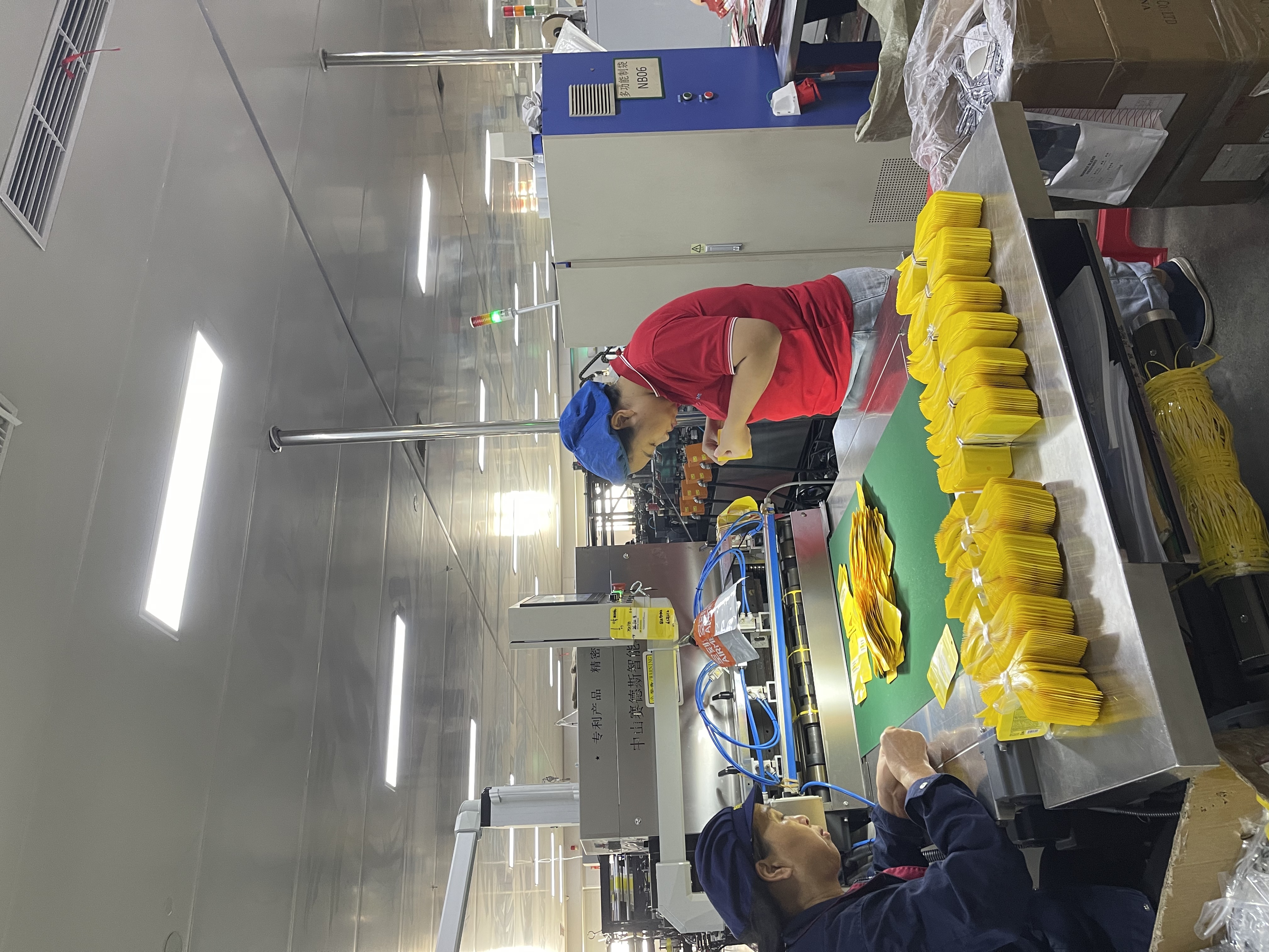 Pouch sealing and folding Flexible packaging pouch sealing and folding production